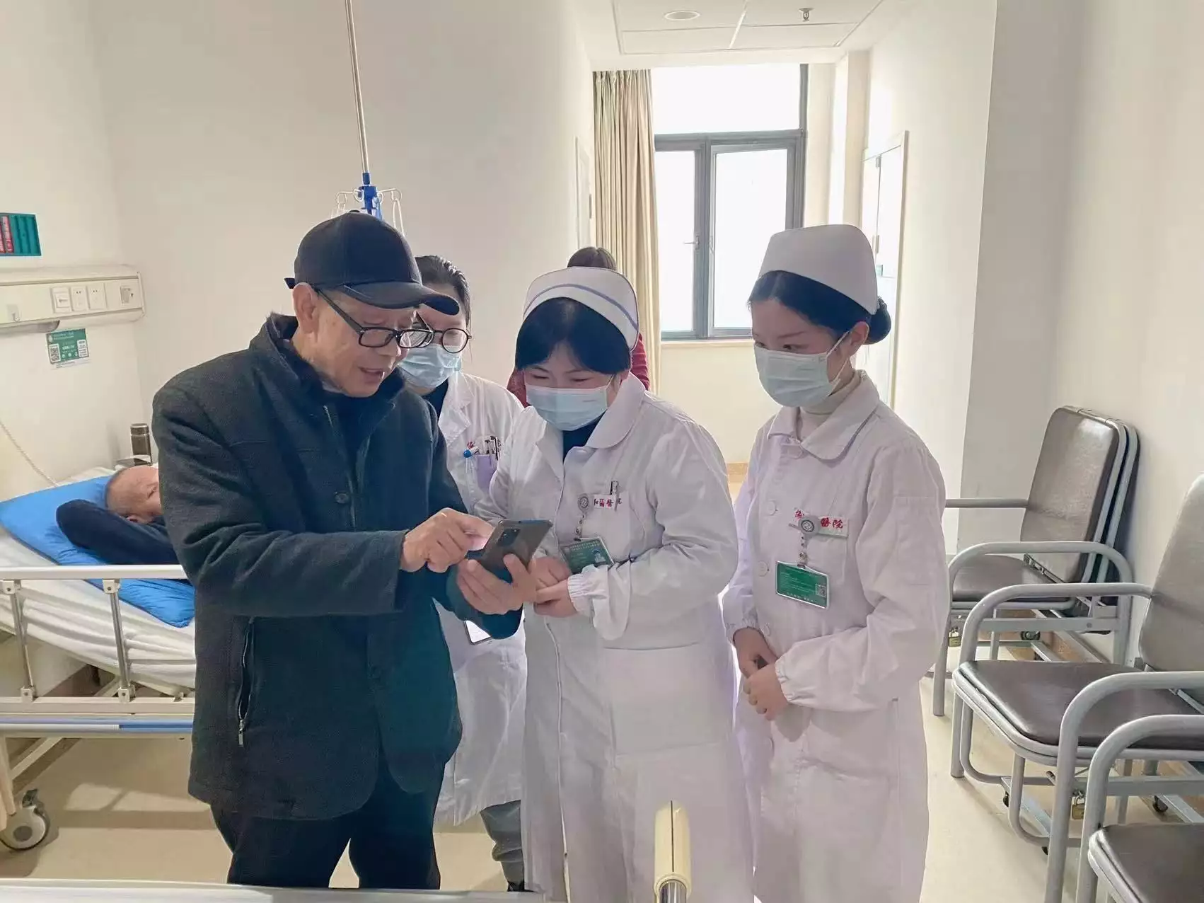 老人病床上自学图文编辑，朋友圈发文点赞医护人员刘亦菲的“肉腿”太欲了，这一次，是对内娱畸形审美的反击！（内科护理查房）老人病重视频真实，