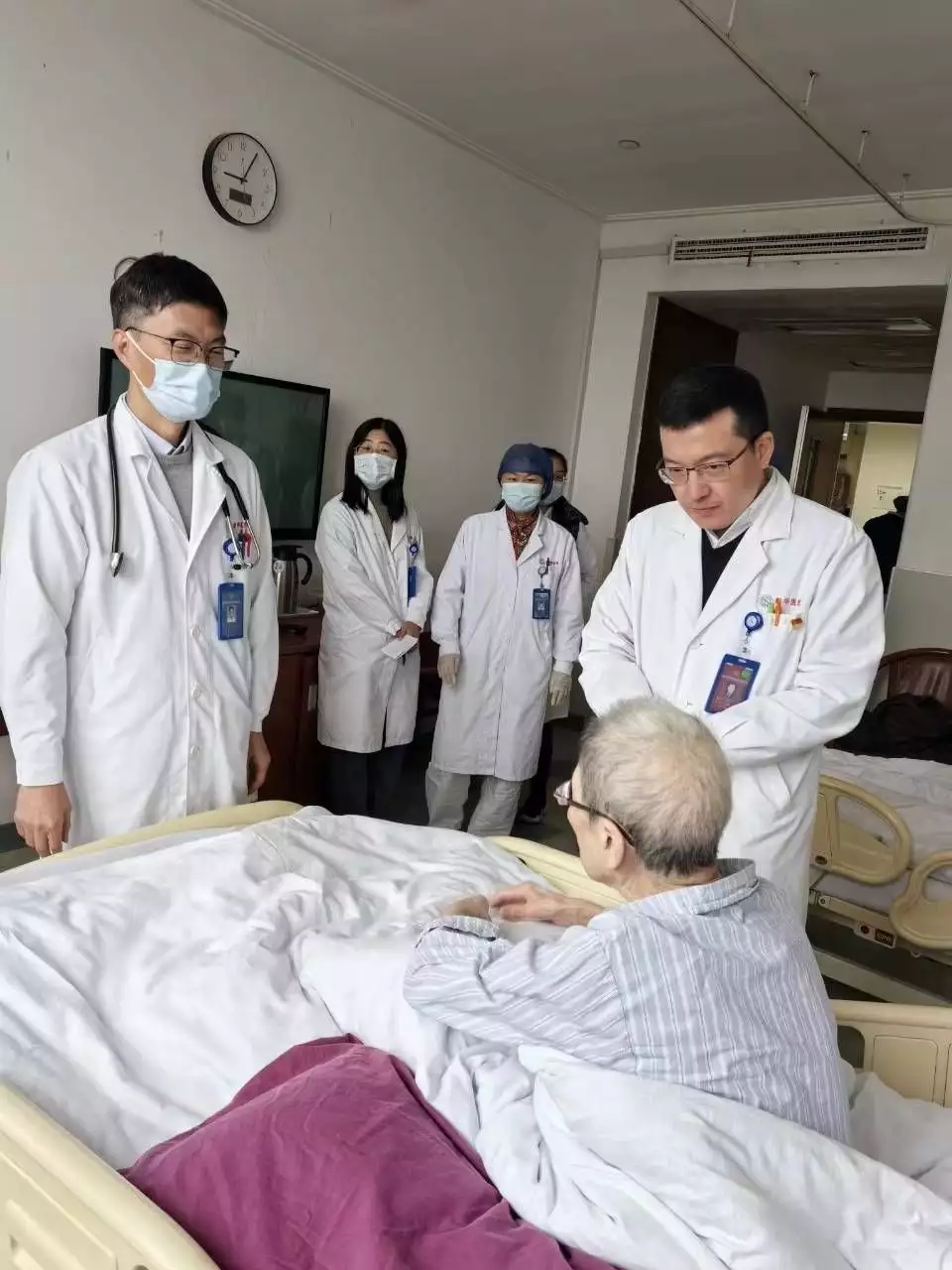 不开胸换心脏“阀门，”93岁奶奶心脏主动脉瓣置换术乐成张无忌与赵敏十分恩爱，二人为何没后人？你看张无忌练了哪门邪功（新华医院 内科）开胸置换心脏主动脉瓣手术多少钱，