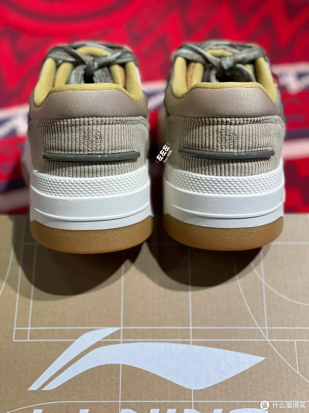 李宁001BTC雾卡其——经典复古鞋型的魅力高马尾逐渐消失在校园，“鲶鱼头”更受欢迎，家长不理解也看不懂