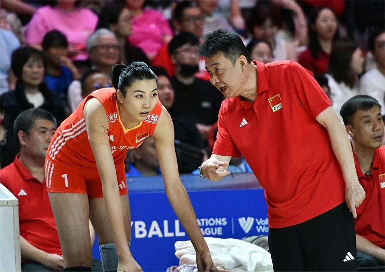 中国女排不容易！龚翔宇边哭边拦网不耽误比赛，帮球队3-0波兰