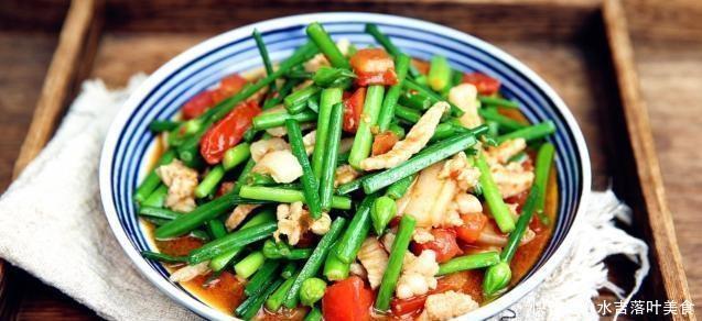 开胃菜|韭菜苔藓也可以这样吃,用西红柿炸,生津开胃菜,不够吃