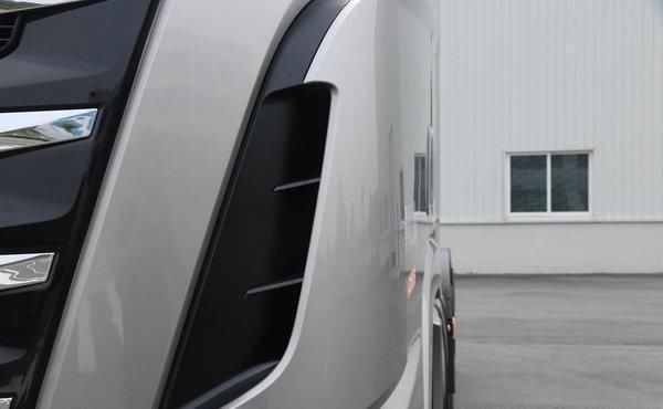  实拍|新增各种预警配置，实拍520马力现代创虎重卡，还有越野模式