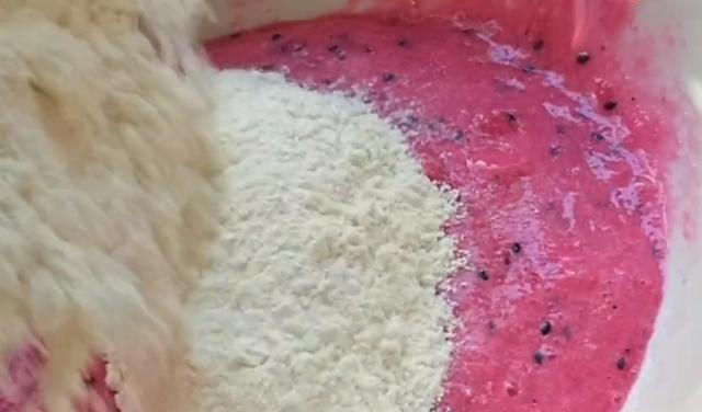  大锅|吃剩的火龙果皮别扔掉，加1碗面粉，不蒸不烙，5分钟做1大锅，香