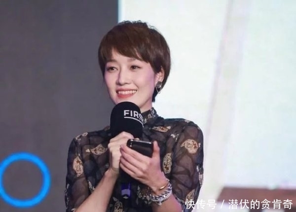 身材比例|马伊琍越来越美了,一袭黑色印花连衣裙高级优雅,自信感藏不住