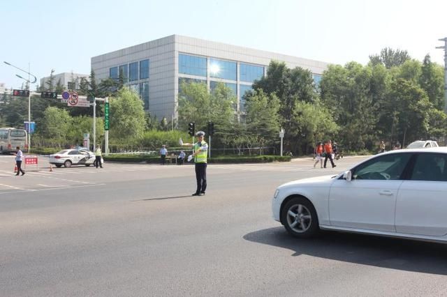  交通|诸城街头惊现“人体红绿灯”