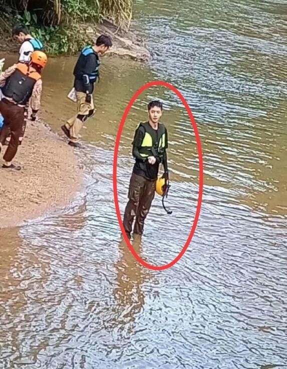  王一博|王一博浏阳录制《天天向上》，下水湿透好拼，太瘦小被助理比下去