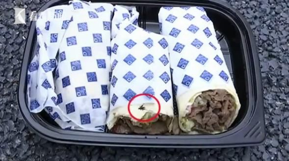 发现|女子去超市买牛肉卷,发现死蟑螂躺在里面,超市要求其签保密协议