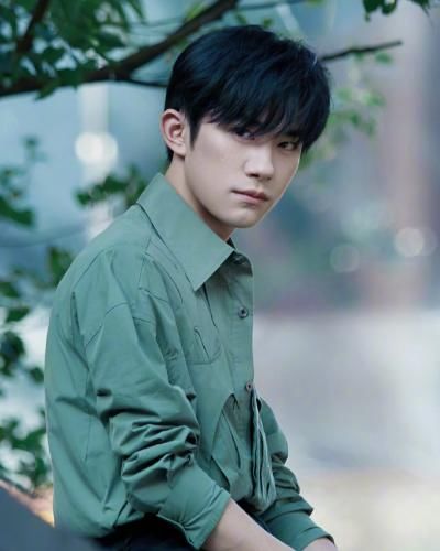  熬夜|又一档选秀节目开始了，由易烊千玺担任评审，熬夜也要追