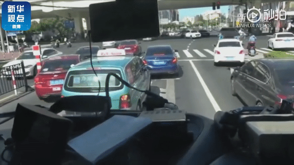 霸气|消防车被堵,外卖小哥上海街头霸气指挥交通,被重奖了