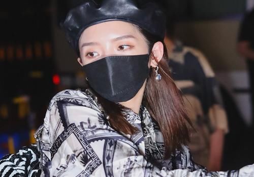  炙热的我们|火箭少女101录制节目，孟美岐接粉丝礼物，yamy全程低头不语