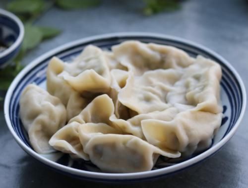 下锅|煮冻饺子,最忌直接下锅!学会这样做,饺子不开裂,和刚包的一样