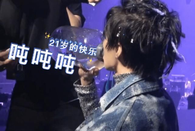 终于|TFBOYS终于不再低调，王源千玺为大哥庆生，配图令人捧腹！