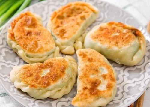  外焦里嫩|肉馅儿的韭菜盒子总是皮糊了馅儿还不熟？改掉这个毛病，外焦里嫩