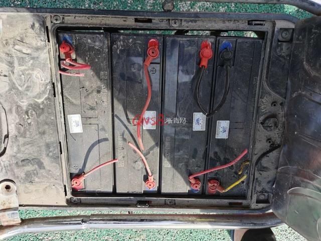 男子|男子正在偷电动车电瓶时车主来了,他一秒入戏变身“热心市民”说要帮忙