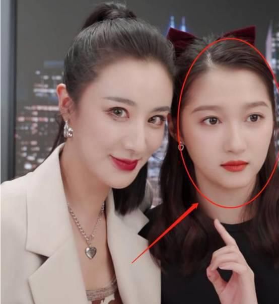  滤镜|关晓彤现身薇娅直播间，没有了美颜滤镜，场面实在尴尬！