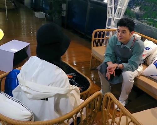  头绳|《中餐厅》跟黄晓明谈心的赵丽颖是本人吗？细节显得过于刻意了