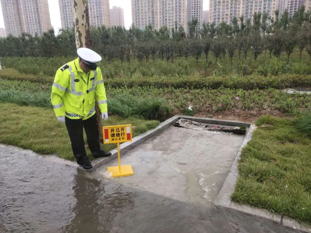 风雨|烟台交警，风雨中的逆行者！