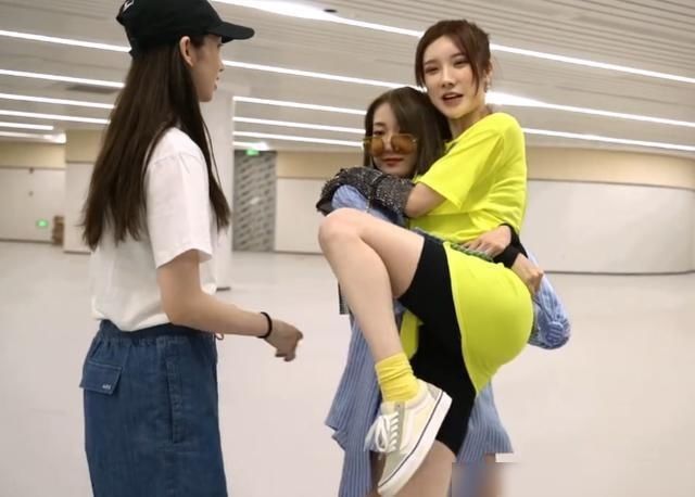 探班|乃万探班“青你二团”比拼臂力,不怪被称“老公团”金子涵厉害了