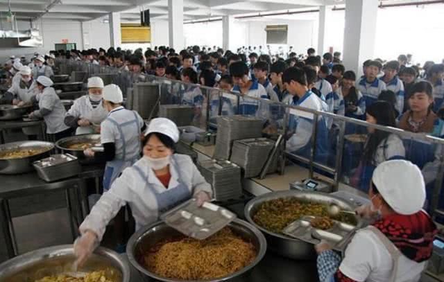阿姨|为什么学校宁可把饭菜倒掉,也不愿给学生多打食堂阿姨说出真相