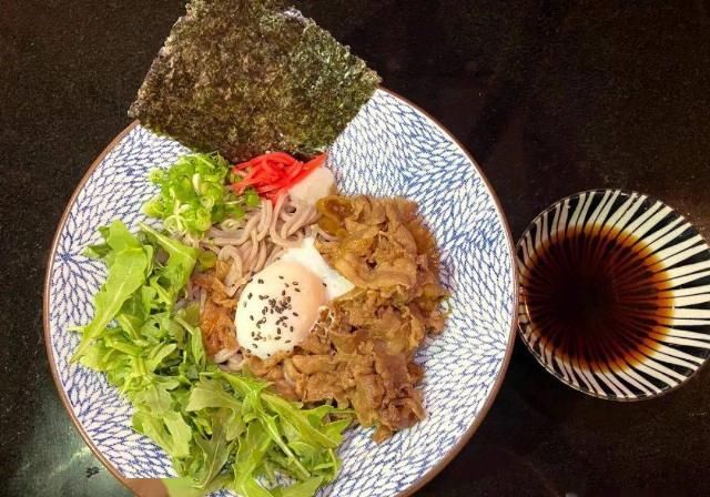  进去|纽约第一家日式油泼面+宝藏小酒馆新张！进去的居然都被上了一课？