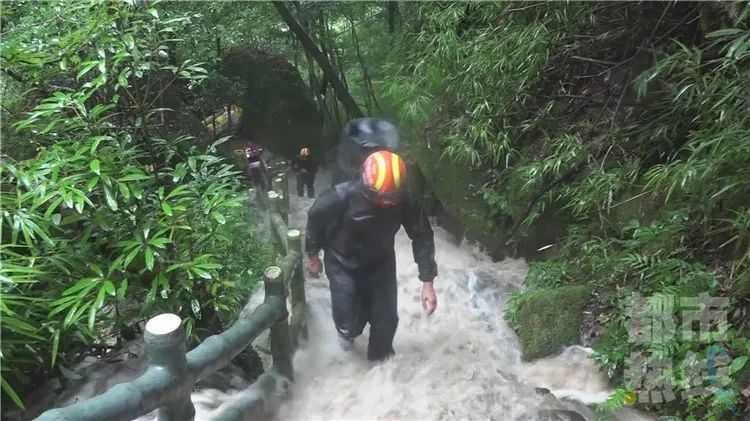 山洪|陕西一景区突发山洪，9人被困山中，其中还有2名小孩