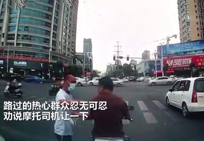拒绝|男子骑车故意阻挡救护车 无视路人劝说拒绝让行 结局极度舒适