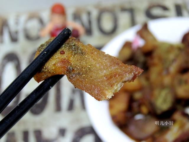 明儿|秋天多吃肉，老妈教我新做法，简单脆香少油脂，解馋不长膘