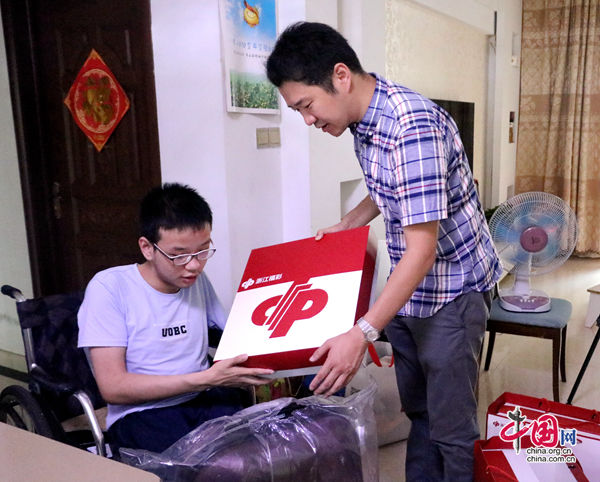 走出|福利院走出的残疾大学生常华获万元福彩公益金资助