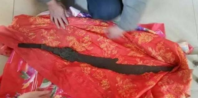  乃是|保护它全家都受伤了，祖传几代宝刀，乃是皇帝寄存！