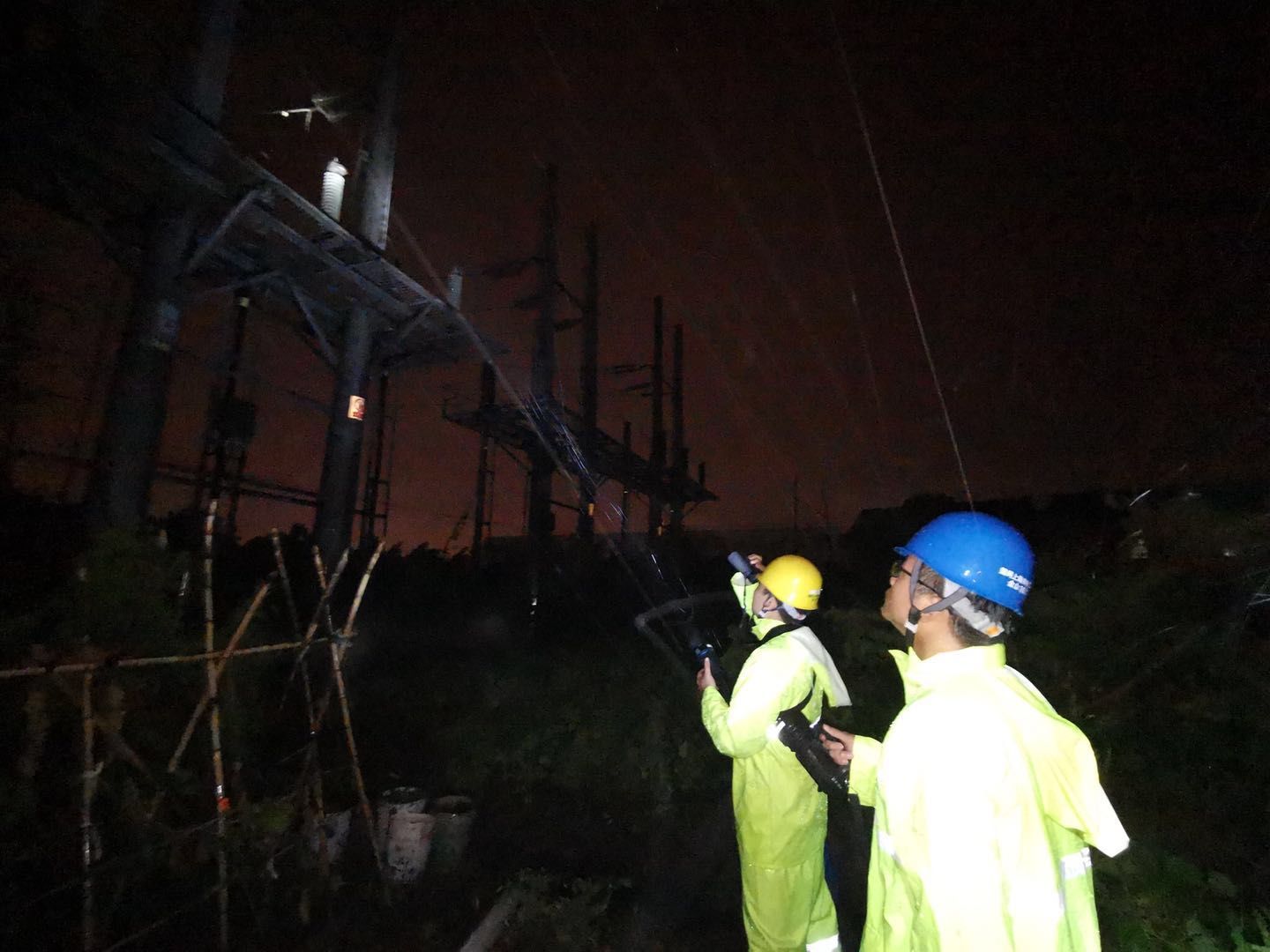 预警|顶住狂风暴雨考验！受台风影响线路已全部恢复供电