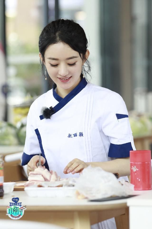  赵丽颖|没有感情的机器人!赵丽颖切肉切到手抖,穿厨师服秒变五星级大厨