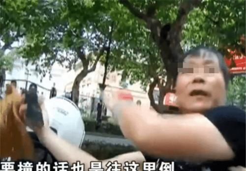  小伙子|大妈骑车撞上小伙子，被索赔500元，大妈：给我道歉，赔我鸡蛋！