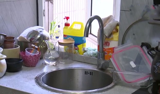 恶心|在合租房的厨房 女室友男友的行为太恶心 姑娘气得两次报了警