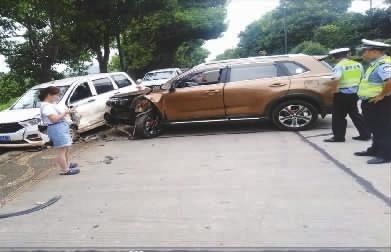 女子|常德一女子跟老公吵架后开车出门,开进对向车道撞车