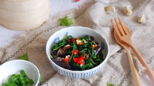  学会|学会这样做芹菜拌木耳，营养美味超下饭，吃一次就让人念念不忘