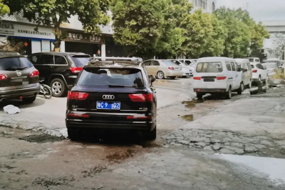  爬出来|两小孩停车场玩耍被卷入奥迪车底！小的自己爬出来，大的却……