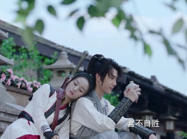  关系|赵丽颖做客《天天向上》，观察王一博的表现，真实关系一目了然