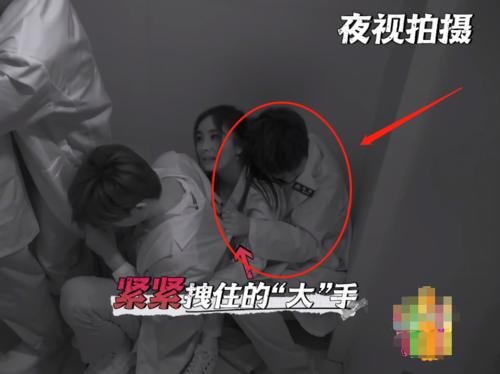  黄明昊|黄明昊遭NPC抹血喊委屈，“妈妈”杨幂贴心擦脸，画面太有爱