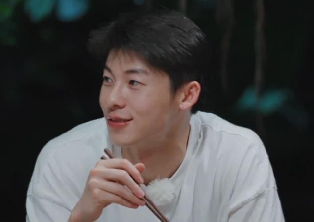  明白|都说许光汉饭量大，镜头俯拍看到碗里的米饭，明白明星标准了