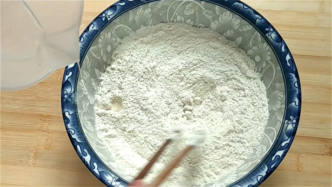 做成|入秋后,多吃点西葫芦,做成馅饼真香,做法简单,出锅皮软馅香