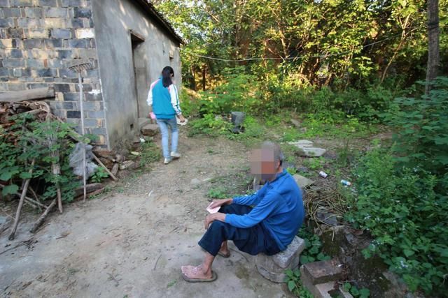 进来|患精神疾病男子持刀在院内乱舞，民警让他出来，他叫嚣：你进来呀