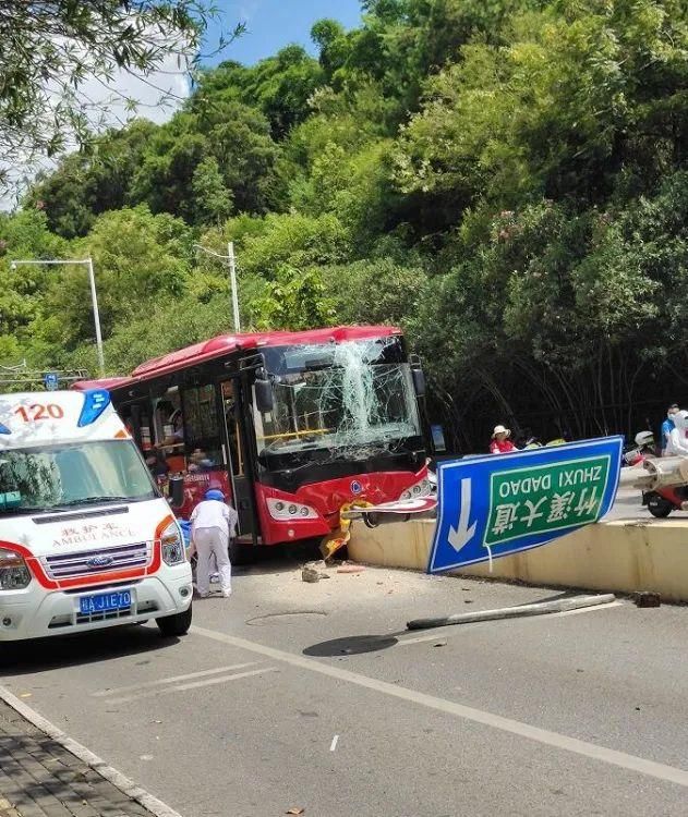  事故|突发！南宁一公交车撞上护栏，有人员受伤