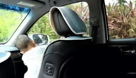  母亲|1岁男童被锁车内，母亲不肯砸窗救人称再等等，民警翻白眼强行砸了