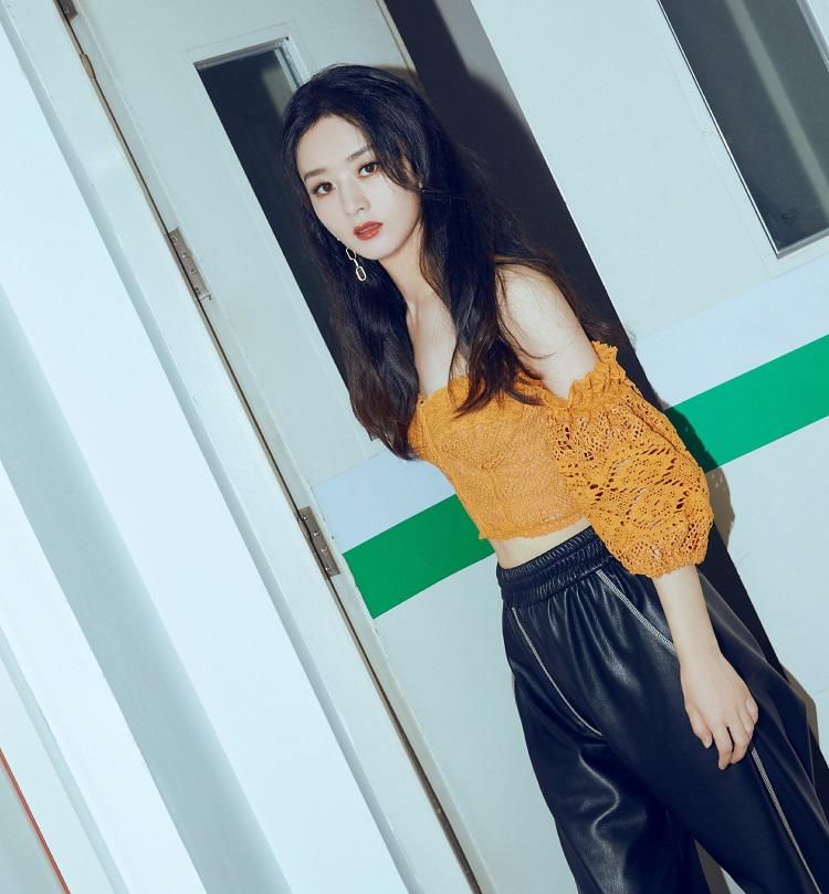  中餐厅|赵丽颖《中餐厅4》发布会造型，橘色上衣加皮裤，这腰太优越了