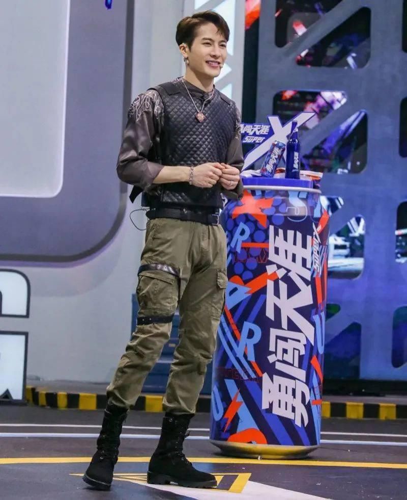  街舞|《这就是街舞》明星上脚谁最狠？王一博同款竟然有钱都买不到.