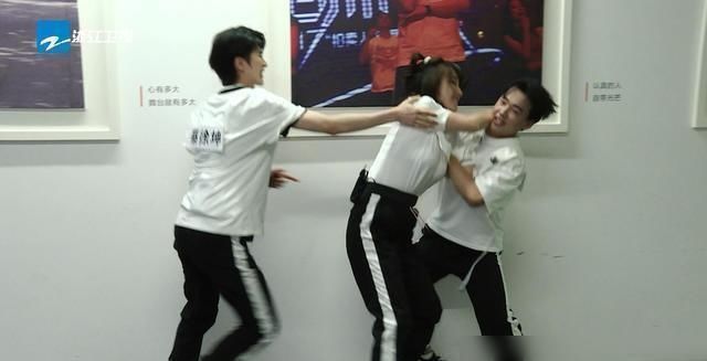  名牌|最新一期《奔跑吧》来袭，撕名牌大战最大看点：三人行必有蔡徐坤