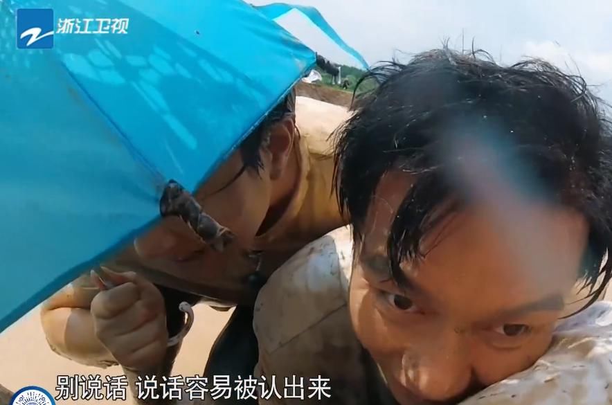  蔡徐坤|蔡徐坤被董又霖溅了一脸泥水，有谁注意到他说了啥？难怪李晨出声提醒