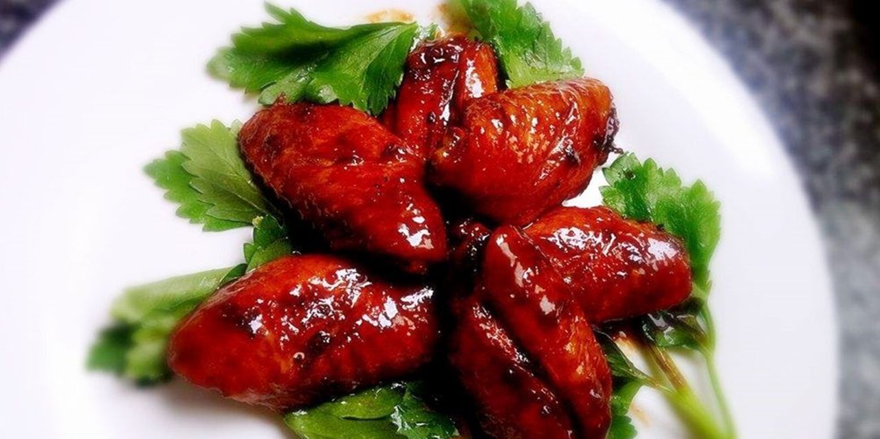  色泽|可乐鸡翅是一道美味的家常菜味道鲜美，色泽艳丽且咸甜适中