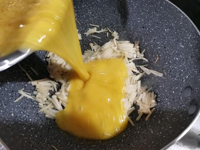  韭菜|鸡蛋别用来炒韭菜了，和它一起炒，脆嫩爽口，家人都爱吃