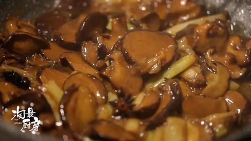  汤汁|咸鲜味醇的葱烧香菇，好吃到连汤汁都不想放过
